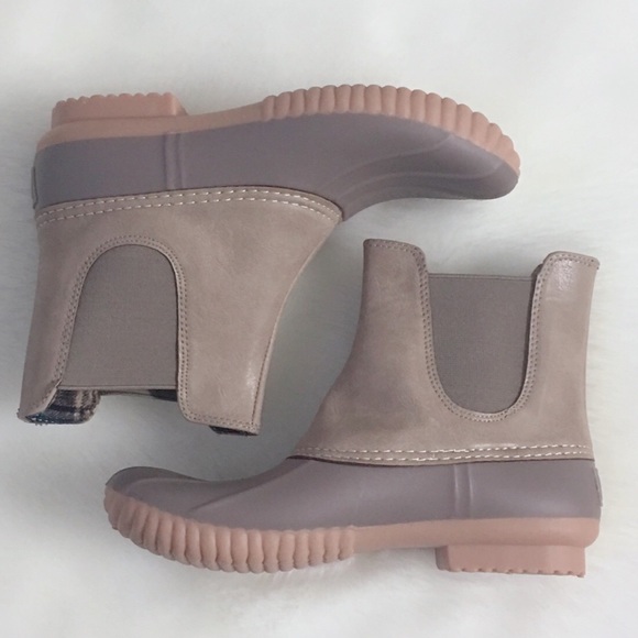 Shoes - 1 LEFT! Slip On No Lace Duck Boots Rainboots